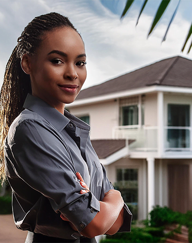 agent de sécurité devant une propriété créole