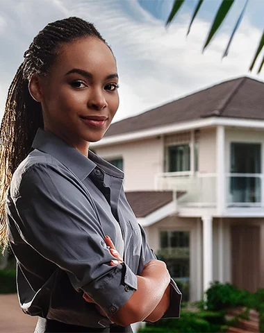 agent de sécurité devant une propriété créole